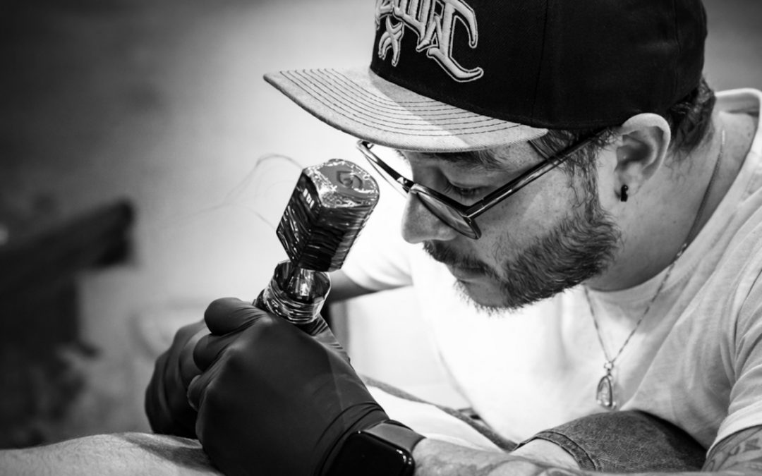 Kuro, le tatoueur bastiais qui grave l&rsquo;ombre sur la peau